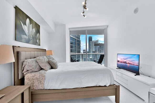 Building Photo - 475 Brickell Ave