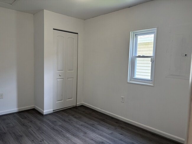 Building Photo - 1372 Riverside Dr