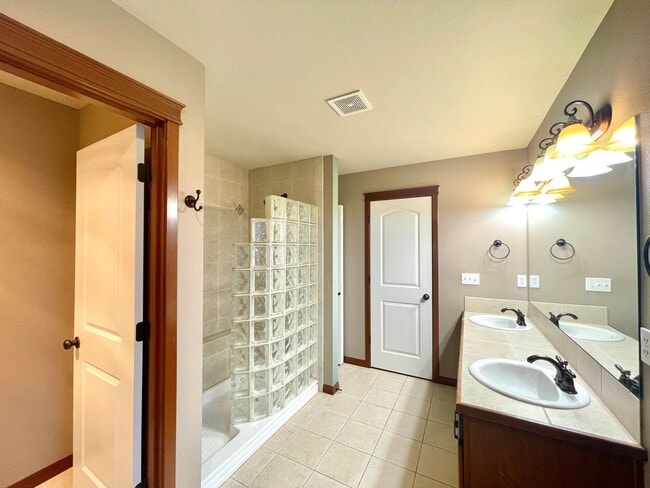 Building Photo - Spacious 4BR Home with A/C Near Alderwood Mall