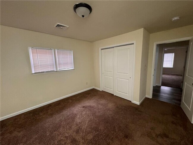 Building Photo - 600 Sioux St