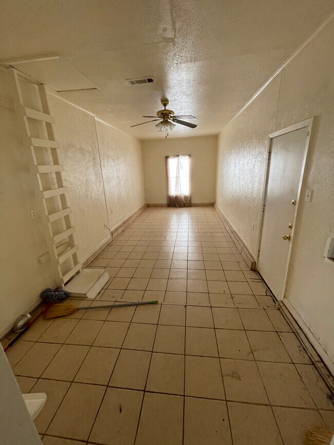 Building Photo - 1401 Alta Mira Dr