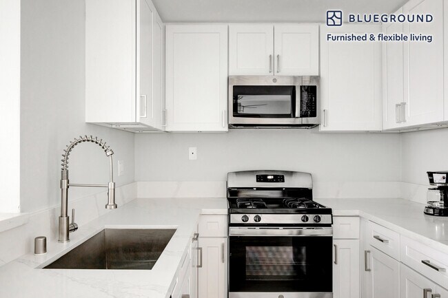 Building Photo - 310 S Virgil Ave
