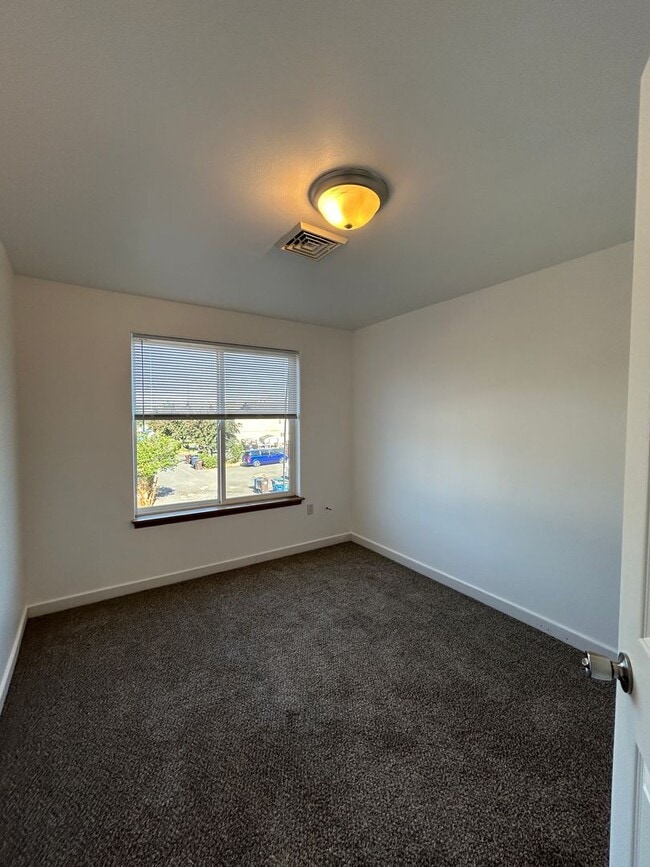 Building Photo - 3 Bedroom / 2.5 Bathroom Townhouse in SW R...