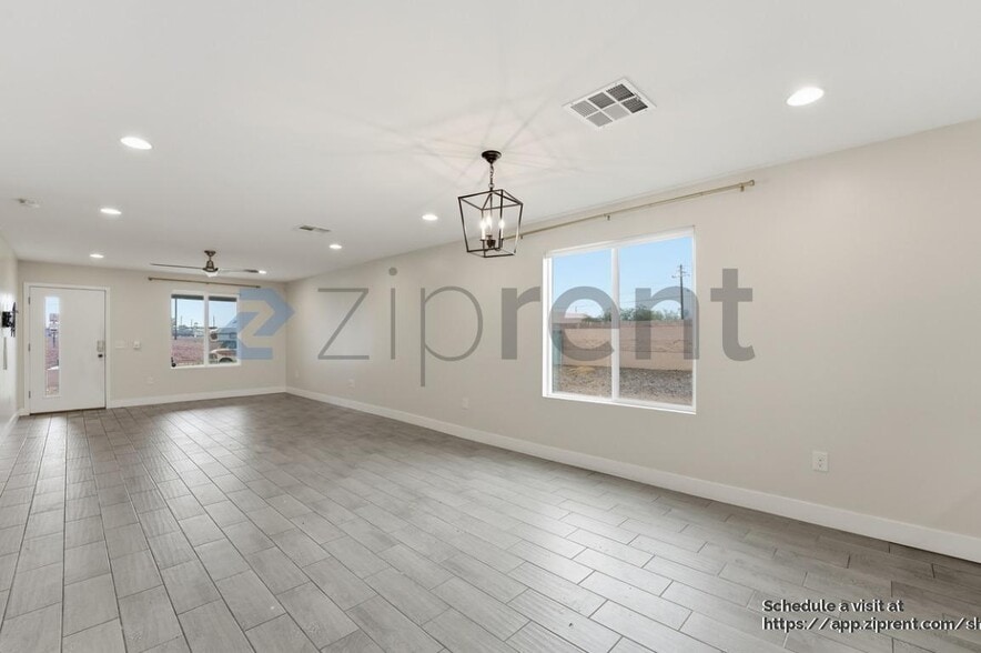 Building Photo - 1121 E Apache St