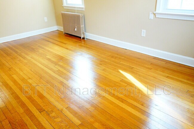 Building Photo - 812 Greenwood Cir