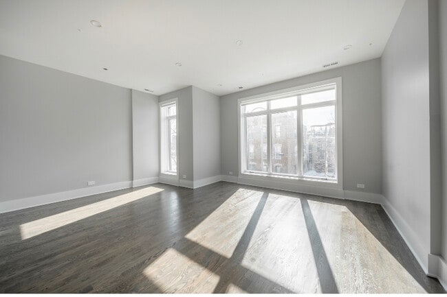 Building Photo - 556 W 18th St