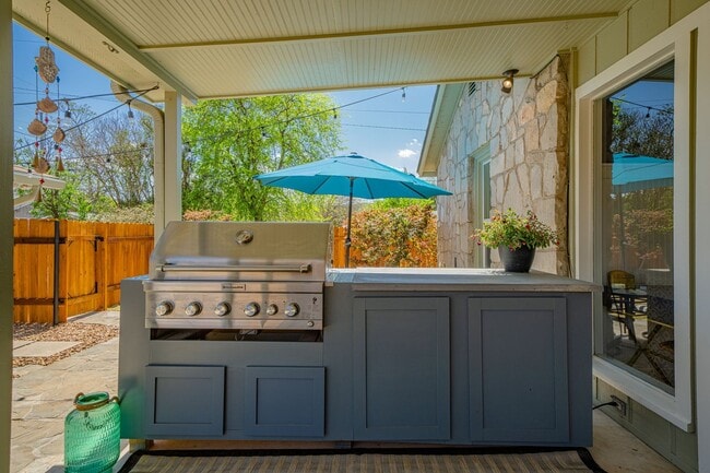 Building Photo - Beautifully Updated Historic Home