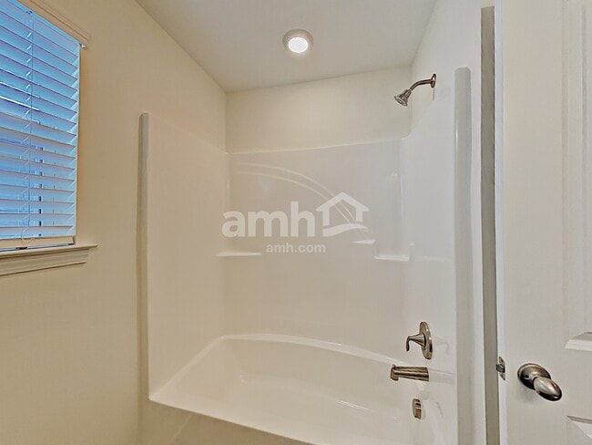 Building Photo - 433 Charity Ln