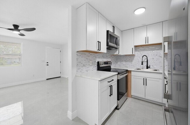 Building Photo - Renovated 3 bedroom 1 Bathroom fenced yard...