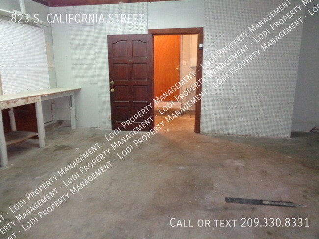 Building Photo - 823 S California St