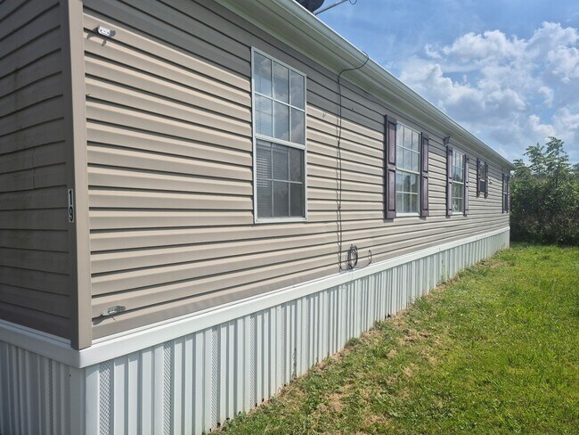Building Photo - 19 Skip Dr