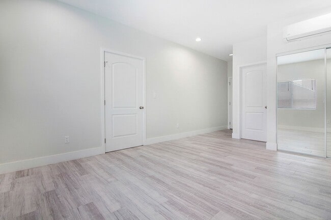Building Photo - 1740-1742 Rose Ave Triplex