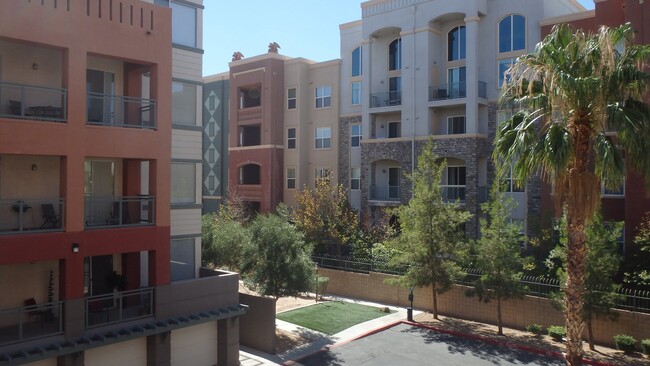 Building Photo - 2 Bedroom 3rd floor unit in Guard Gated Pa...