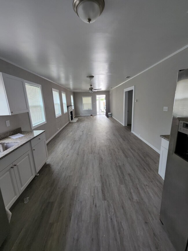 Building Photo - 602 NW 1st Ave