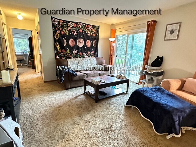 Building Photo - Top Floor w/Balcony, Excellent Condition, ...