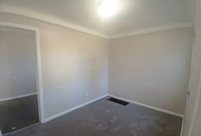 Building Photo - Charming 3 Bedroom Bungalow
