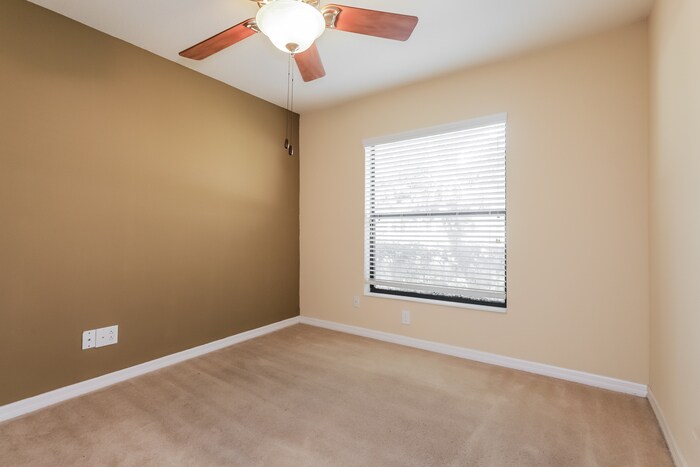 Building Photo - 300 Oaklanding Dr