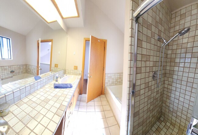 Building Photo - Furnished 3 bed 2.5 bath close to Poly.