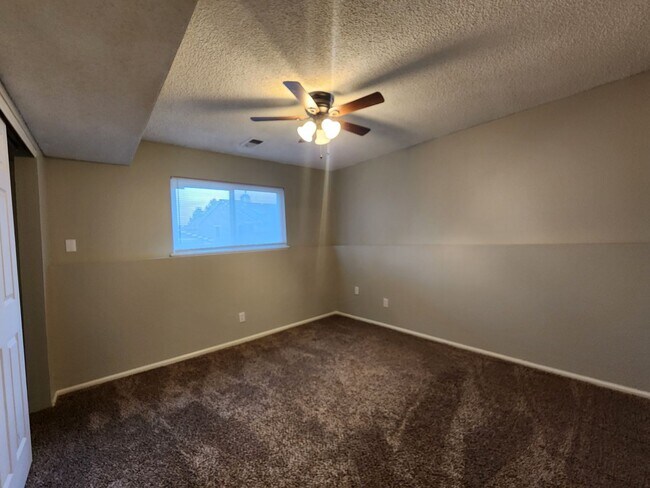 Building Photo - Huge 3 Bed 2 Bath Home With Patio, Deck, a...