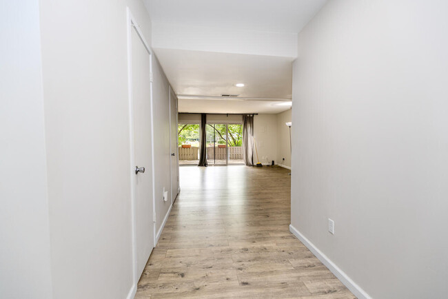 Building Photo - 725 Peninsula Ct