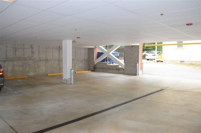 Building Photo - 2 Silver St