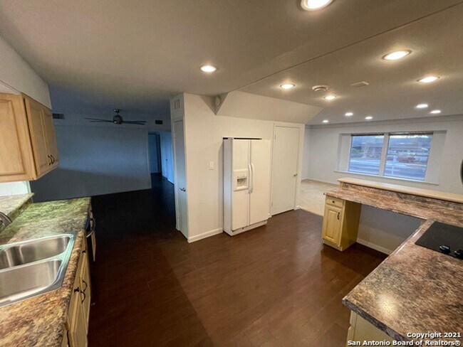 Building Photo - Unique 5BR/3B home in desirable Enchanted Forest on 1/4 acre