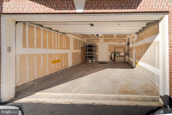 Building Photo - 4631 Carisbrooke Ln