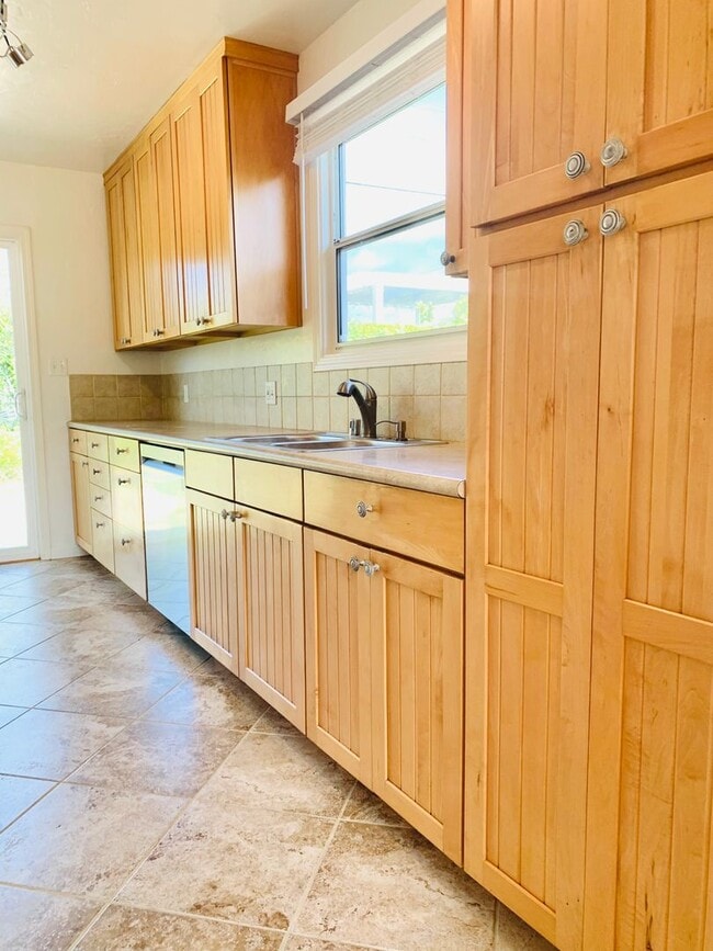 Building Photo - BEAUTIFUL 3BD/2BA HOME WITH A SPACIOUS BAC...