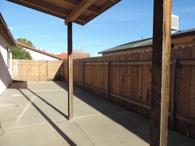 Building Photo - 3 bedroom 2 bath duplex