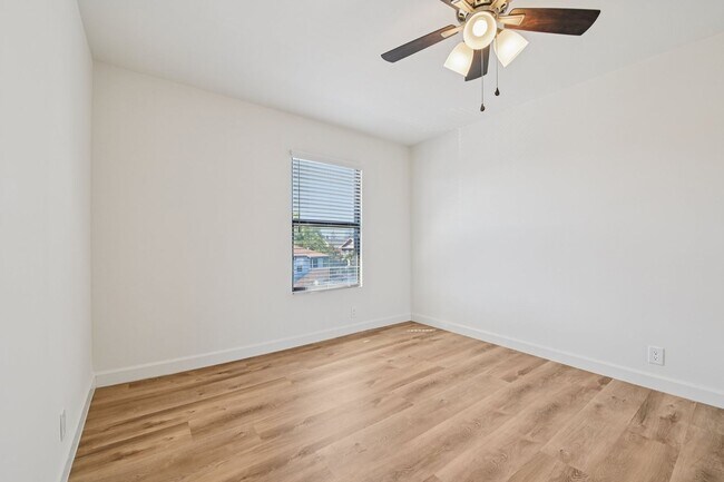 Building Photo - 3BD/2BA Apartment with Laundry In-Unit, Appliances, Tandem Parking & More | 1MO. Free OAC