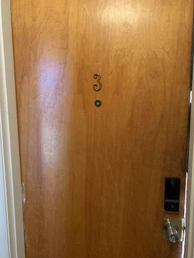 Building Photo - 3069 Glenmore Ave