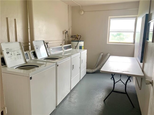 Building Photo - 2950 N Palm Aire Dr