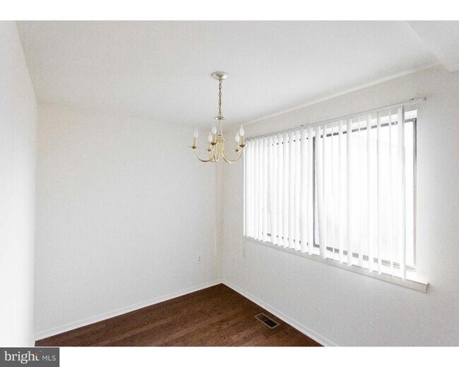 Building Photo - 2031 South St