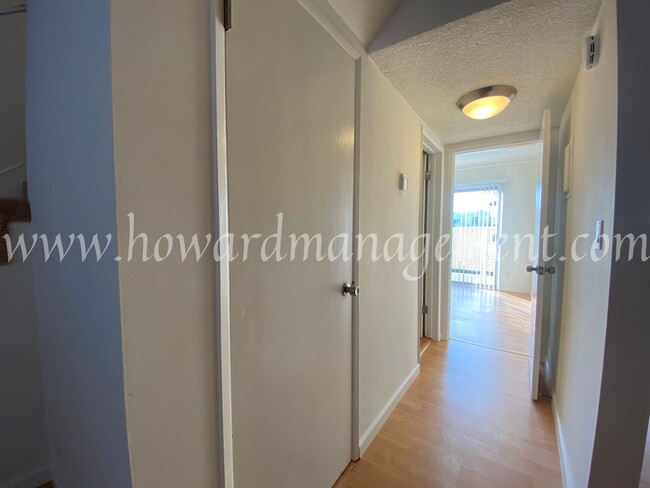 Building Photo - Gorgeous townhouse with balcony and privat...