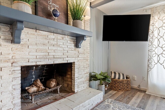 Building Photo - Fully Furnished Rental!!