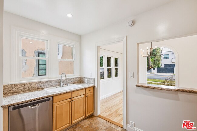 Building Photo - 525 N Crescent Heights Blvd
