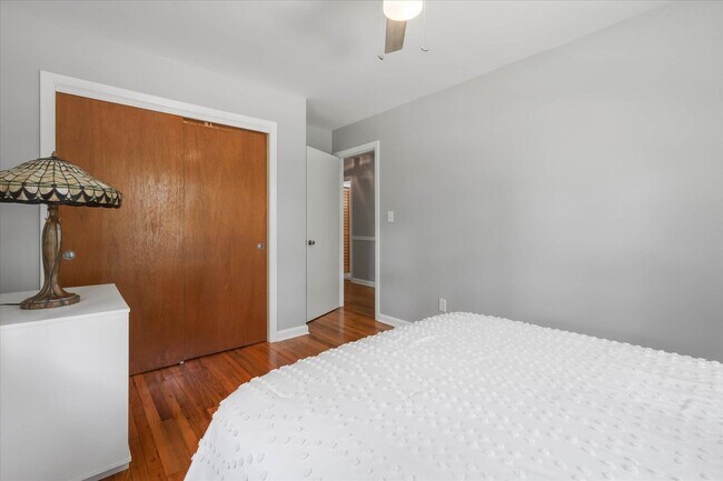 Building Photo - 1917 Sharon Rd