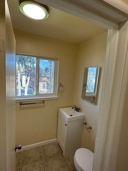 Building Photo - 956 Apgar St