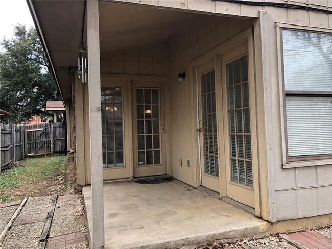 Building Photo - 2211 Woodland Oaks Dr