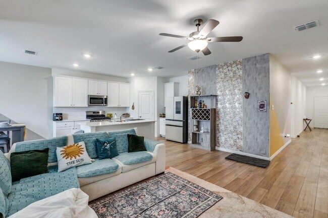 Building Photo - Beautiful 4BR/2BA Home with Open Floor Plan