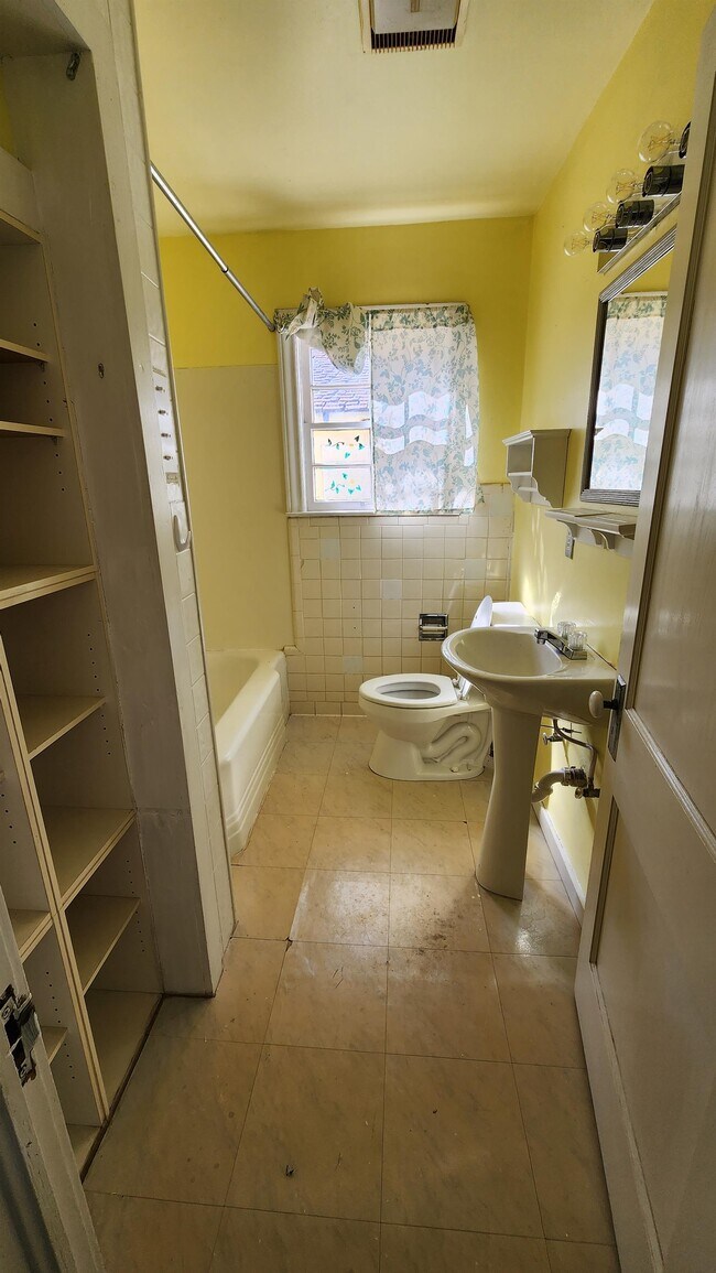 Building Photo - 800 S Elgin Ave