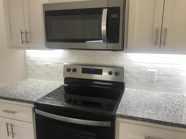 Building Photo - 904 N Bush Ave