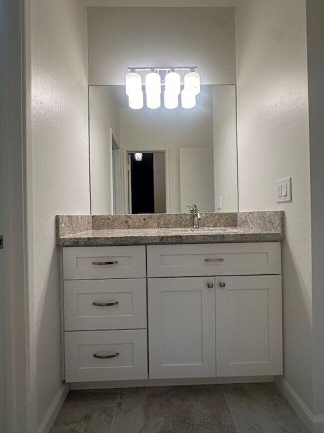 Building Photo - ELLIOT PLACE CONDOMINIUMS UPDATED/REMODELED GROUND FLOOR 1 BED PLUS DEN UNIT WITH 1 CAR GARAGE