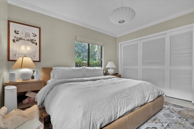 Building Photo - 426 NE 8th Ave