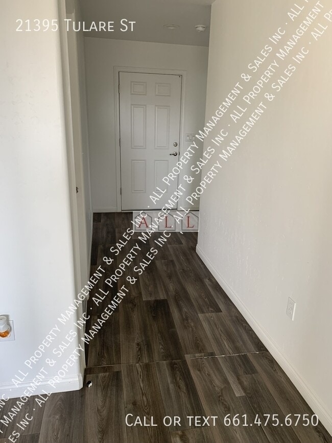Building Photo - 21395 Tulare St