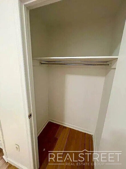 Building Photo - Spacious 3BR Apartment with Backyard Access in Prime Bushwick