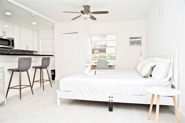 Building Photo - 4109 N Ocean Dr