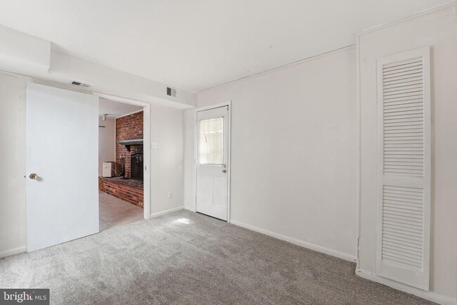 Building Photo - 8609 Woodview Dr