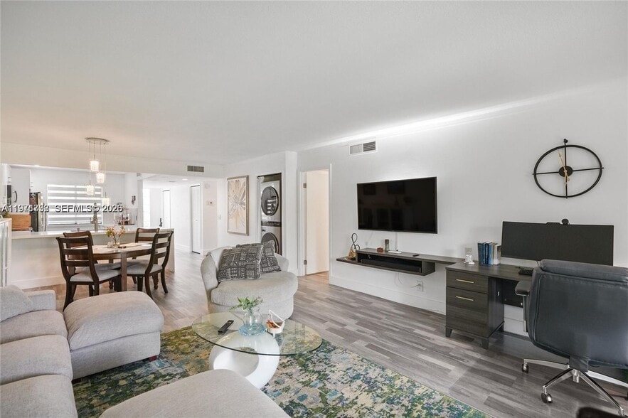 Building Photo - 380 Racquet Club Rd