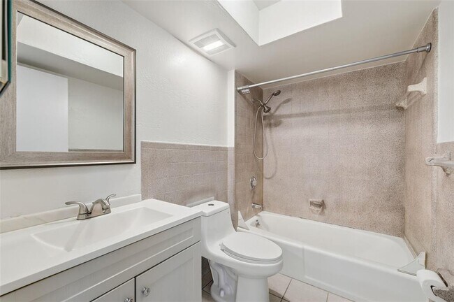 Building Photo - 525 Oak Haven Dr